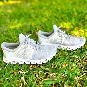 Women’s 8.5 ON running shoes